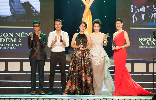 Siêu mẫu Thu Hằng đi 'siêu xế' chục tỷ đồng dự lễ trao giải - ảnh 9