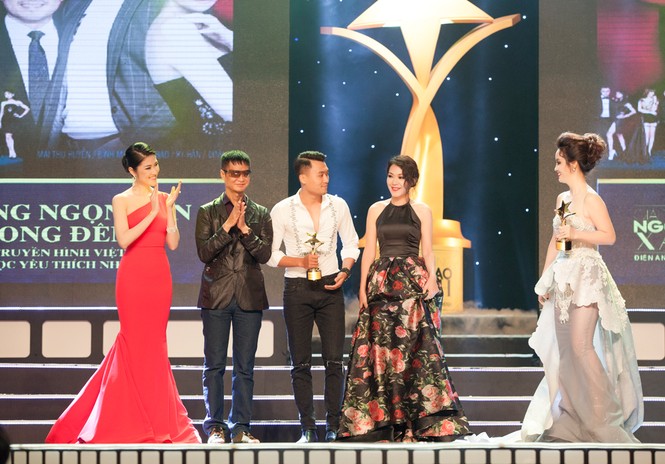 Siêu mẫu Thu Hằng đi 'siêu xế' chục tỷ đồng dự lễ trao giải - ảnh 10