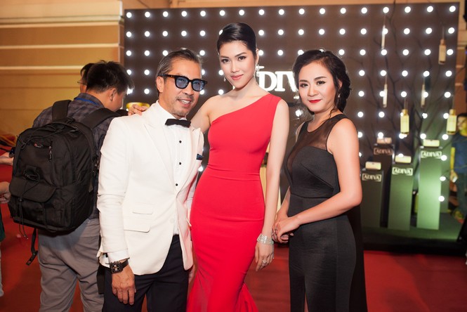 Siêu mẫu Thu Hằng đi 'siêu xế' chục tỷ đồng dự lễ trao giải - ảnh 7