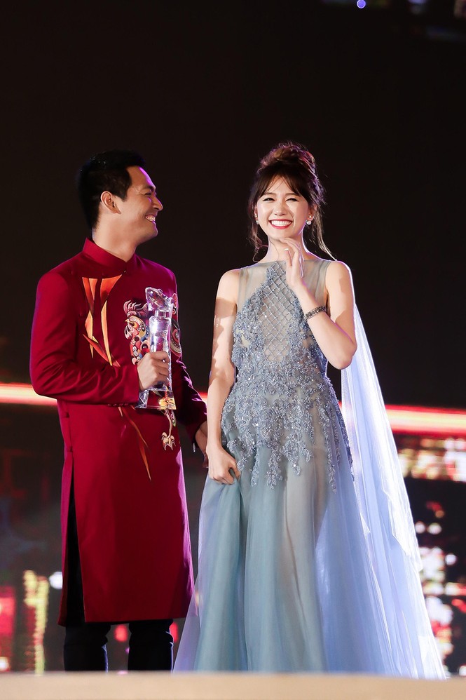 Hari Won cười 'tít mắt' bên Trấn Thành khi nhận giải thưởng âm nhạc - ảnh 7