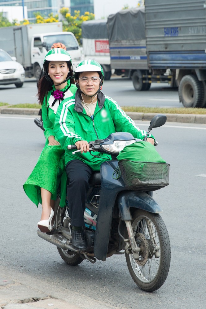 Á hậu Hoàng Oanh mặc áo dài, đi xe ôm tới dự sự kiện - ảnh 2