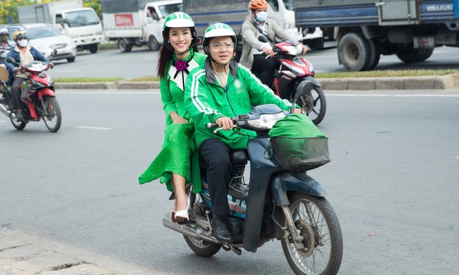 Á hậu Hoàng Oanh mặc áo dài, đi xe ôm tới dự sự kiện - ảnh 1