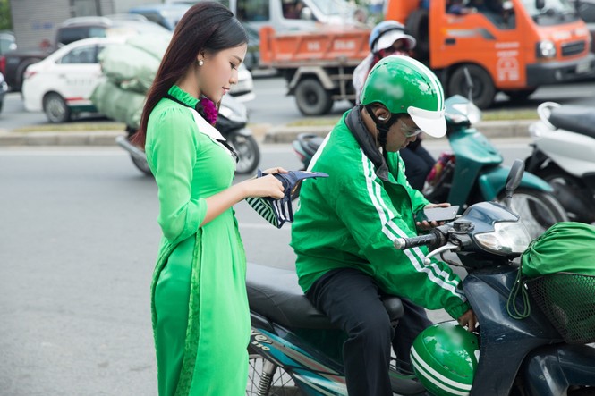 Á hậu Hoàng Oanh mặc áo dài, đi xe ôm tới dự sự kiện - ảnh 4