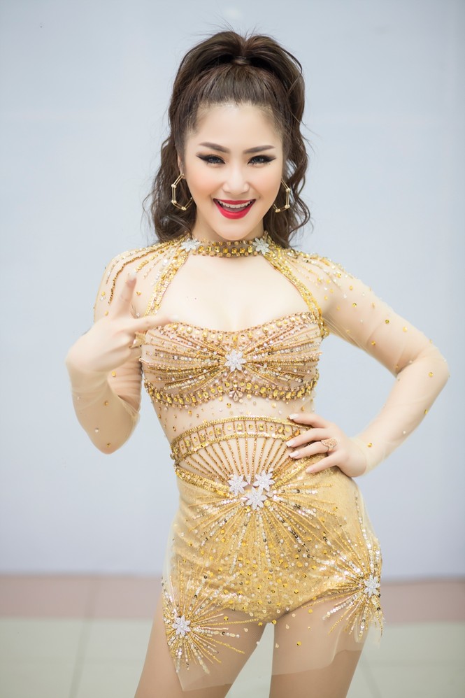 Hương Tràm mặc gợi cảm, tự lái xe tiền tỷ đi diễn - ảnh 6