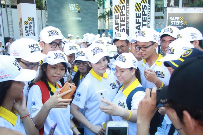 Đại sứ Dương Tử Quỳnh khởi động dự án An toàn đường bộ cùng sinh viên - ảnh 4