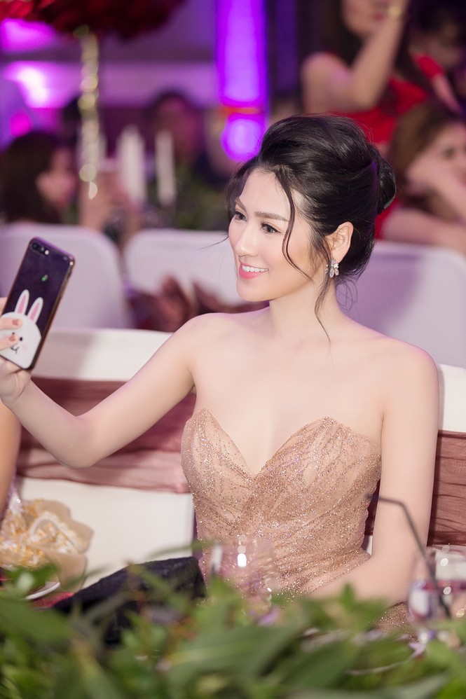 Á hậu Tú Anh khoe chân dài, da trắng không tì vết - ảnh 8