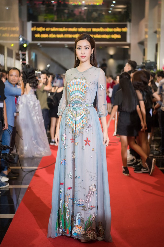 Hoa hậu Mỹ Linh lộng lẫy khoe sắc bên dàn sao VTV - ảnh 1