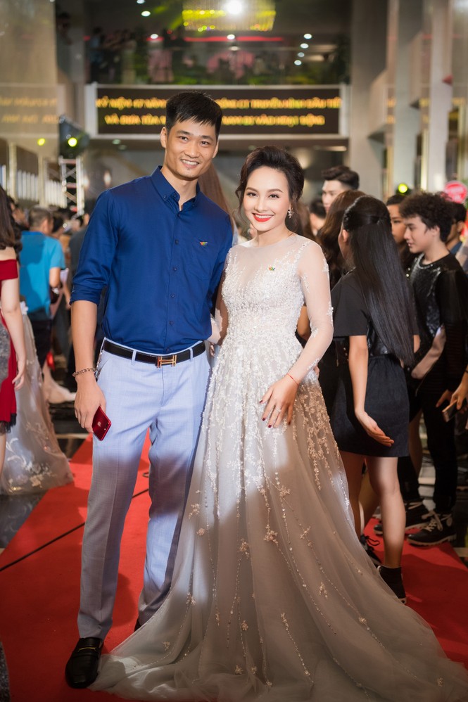Hoa hậu Mỹ Linh lộng lẫy khoe sắc bên dàn sao VTV - ảnh 7