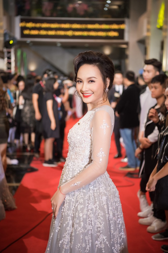 Hoa hậu Mỹ Linh lộng lẫy khoe sắc bên dàn sao VTV - ảnh 8