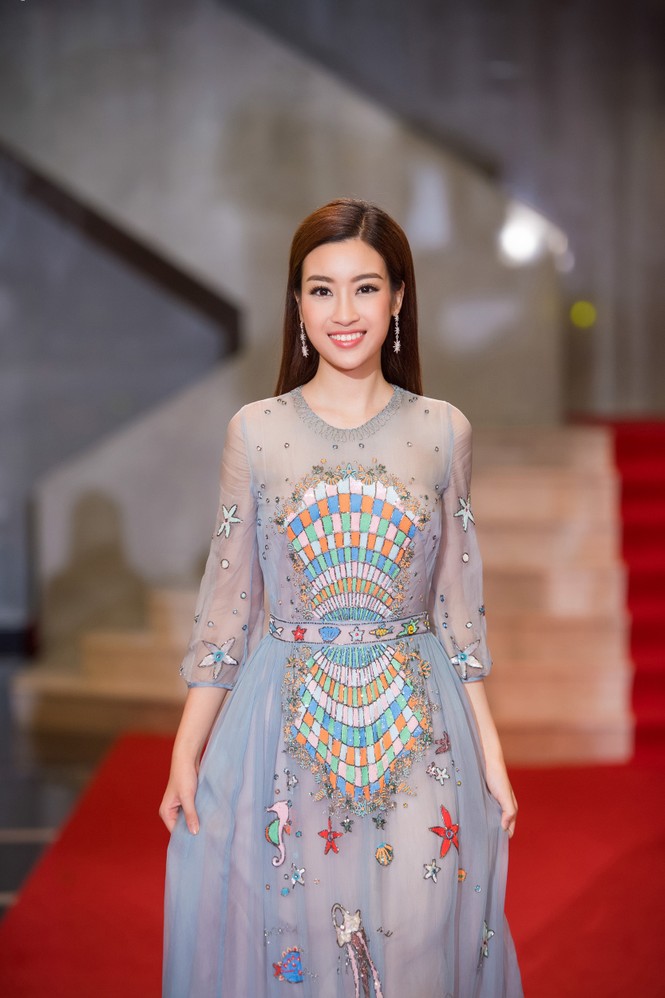 Hoa hậu Mỹ Linh lộng lẫy khoe sắc bên dàn sao VTV - ảnh 2