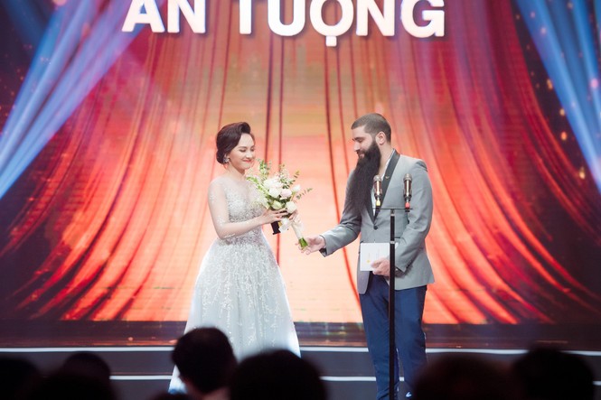 Hoa hậu Mỹ Linh lộng lẫy khoe sắc bên dàn sao VTV - ảnh 9