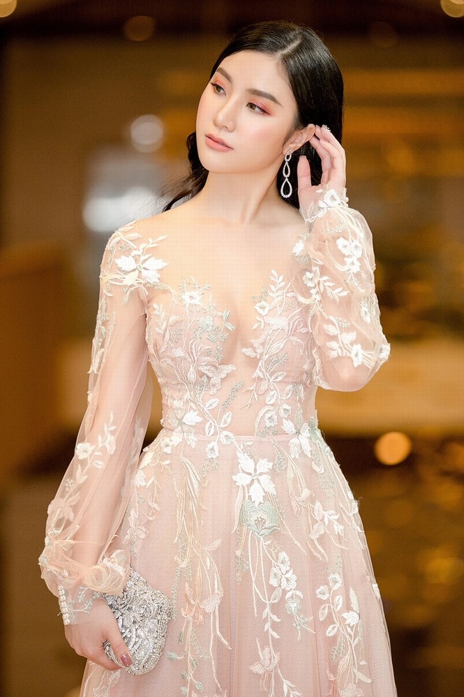 Hạnh Sino mặc xuyên thấu, khoe dáng gợi cảm bên Tuấn Hưng - ảnh 3