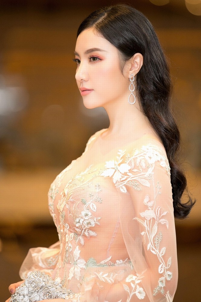 Hạnh Sino mặc xuyên thấu, khoe dáng gợi cảm bên Tuấn Hưng - ảnh 5