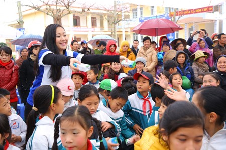 Vinamilk dành 8 tỷ đồng cho quỹ sữa ‘Vươn cao Việt Nam’ năm 2014 - ảnh 5