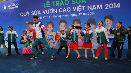 Vinamilk dành 8 tỷ đồng cho quỹ sữa ‘Vươn cao Việt Nam’ năm 2014 - ảnh 11