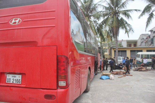 Cảnh sát, kiểm lâm phá ngăn bí mật giấu gỗ lậu trên xe khách - ảnh 2