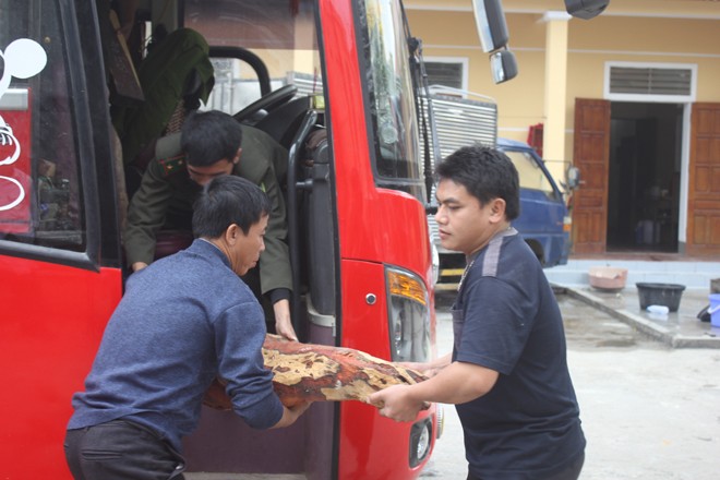 Cảnh sát, kiểm lâm phá ngăn bí mật giấu gỗ lậu trên xe khách - ảnh 7
