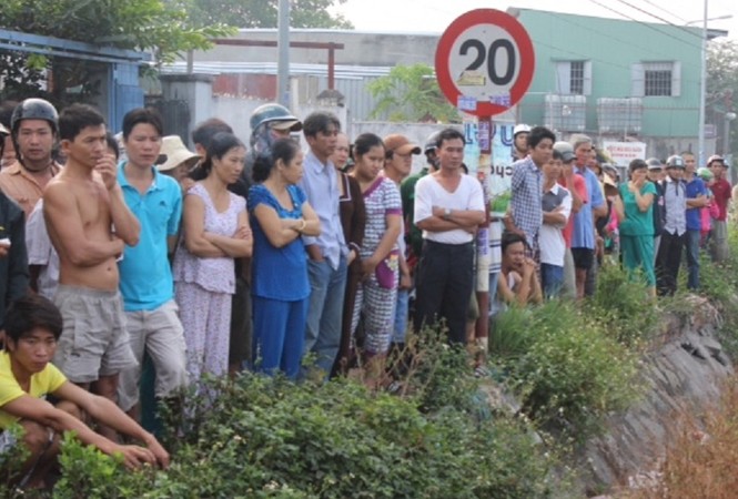 Tàu hỏa đâm xe máy, một phụ nữ tử vong - ảnh 1