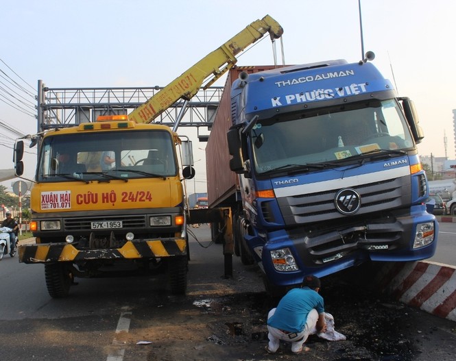 Tài xế ngủ gật, xe container nằm vắt vẻo trên dải phân cách - ảnh 1