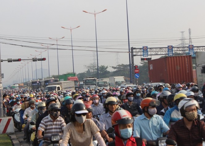 Tài xế ngủ gật, xe container nằm vắt vẻo trên dải phân cách - ảnh 3