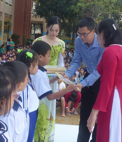 Báo Tiền Phong trao học bổng tại vùng ven TPHCM - ảnh 1