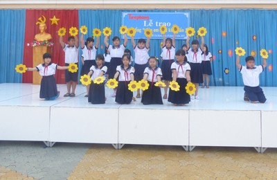 Báo Tiền Phong trao học bổng tại vùng ven TPHCM - ảnh 5