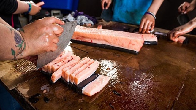 Món ngon cực lạ từ da và mỡ cá voi - ảnh 1