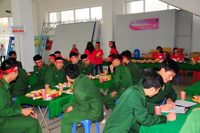 Rất đông bạn trẻ hiến máu tại Nghệ An - ảnh 1