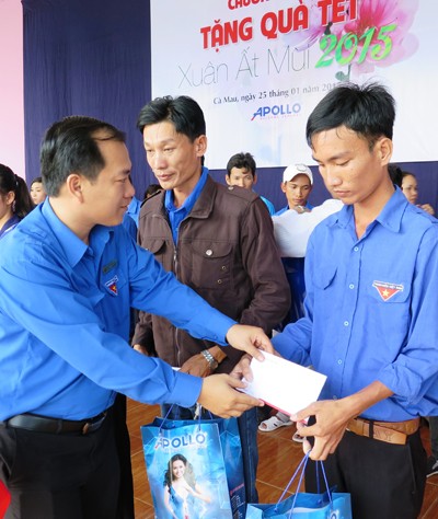 Trao quà tết cho người đặc biệt khó khăn ở Cà Mau - ảnh 4