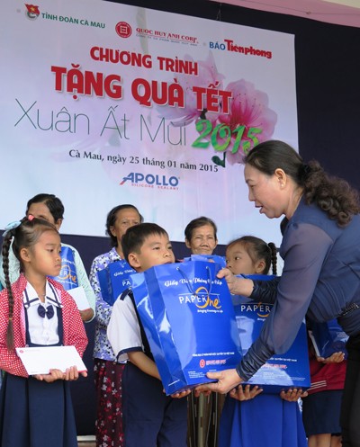 Trao quà tết cho người đặc biệt khó khăn ở Cà Mau - ảnh 1
