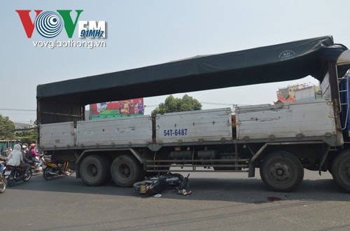 Va chạm xe tải, một phụ nữ bị cán nát tay - ảnh 1