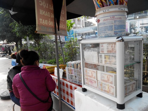 Vẫn công khai đổi tiền lẻ ở các đình, chùa - ảnh 1