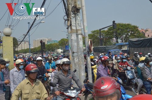 Va chạm xe tải, một phụ nữ bị cán nát tay - ảnh 3