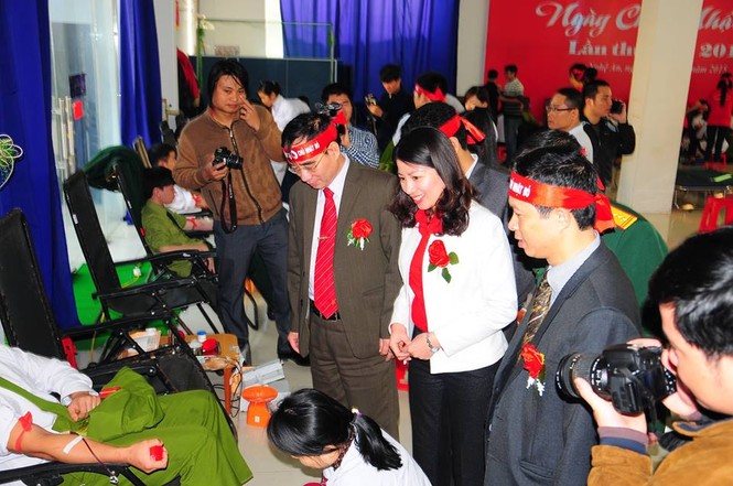 Rất đông bạn trẻ hiến máu tại Nghệ An - ảnh 4