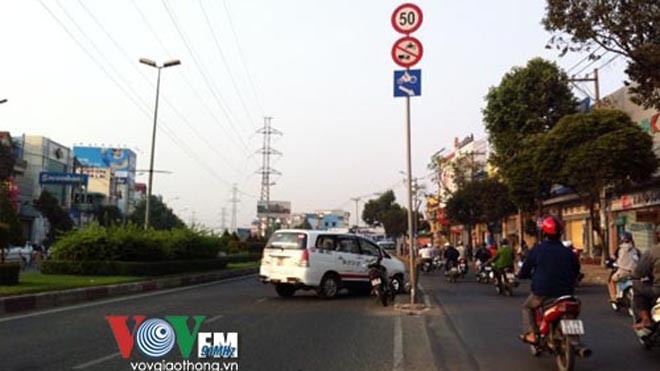 Tp.HCM: Taxi bất ngờ lao đầu vào dải phân cách - ảnh 1