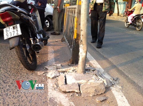 Tp.HCM: Taxi bất ngờ lao đầu vào dải phân cách - ảnh 3