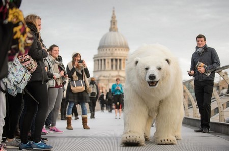 Gấu bắc cực khổng lồ lang thang trên đường phố London - ảnh 3