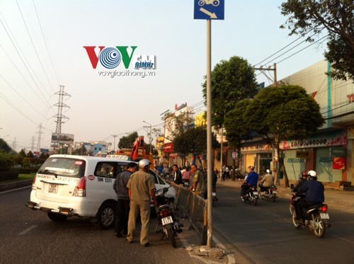 Tp.HCM: Taxi bất ngờ lao đầu vào dải phân cách - ảnh 5