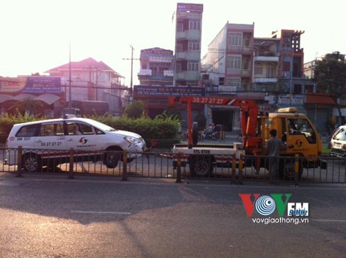 Tp.HCM: Taxi bất ngờ lao đầu vào dải phân cách - ảnh 6
