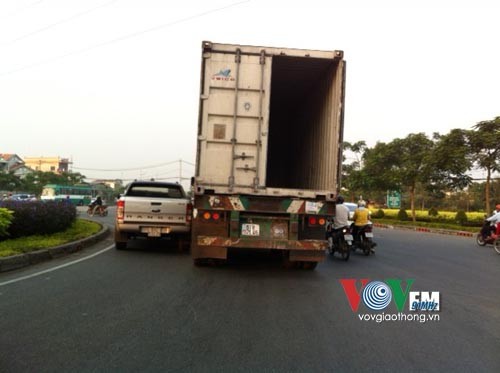 Tp.HCM: Taxi bất ngờ lao đầu vào dải phân cách - ảnh 7