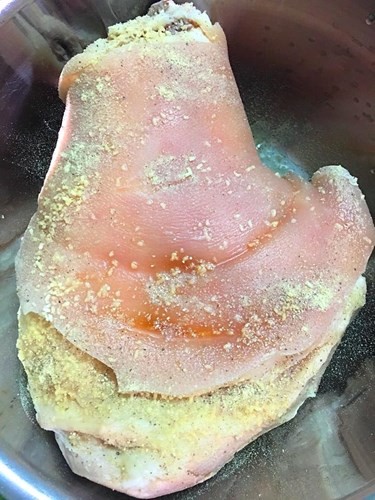 Chân giò hầm kiểu Đức ngon hết xảy cho ngày mưa lạnh - ảnh 2