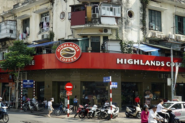 Nhà cũ mặt phố Hà Nội: Dưới long lanh, trên xập xệ - ảnh 9