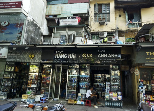 Nhà cũ mặt phố Hà Nội: Dưới long lanh, trên xập xệ - ảnh 1