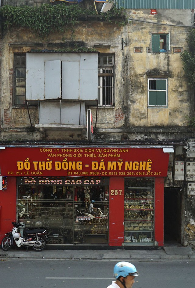 Nhà cũ mặt phố Hà Nội: Dưới long lanh, trên xập xệ - ảnh 3