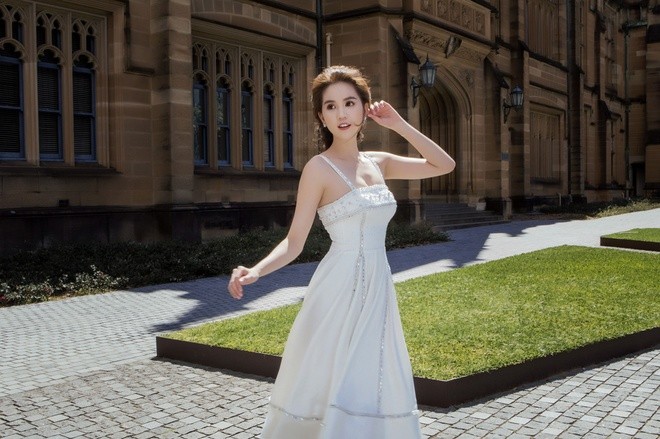 Ngọc Trinh mặc váy xuyên thấu giữa trời xanh Sydney - ảnh 5