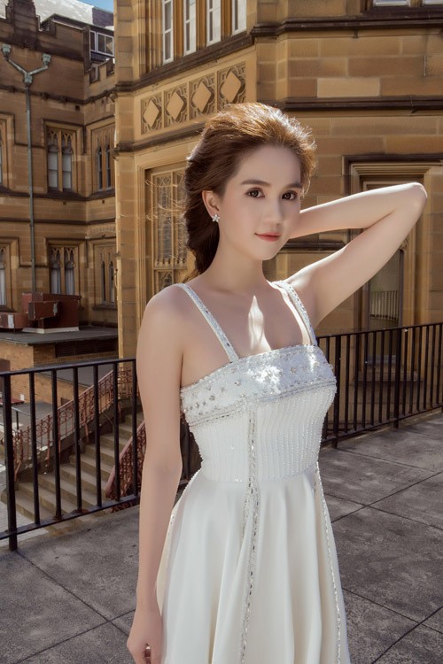 Ngọc Trinh mặc váy xuyên thấu giữa trời xanh Sydney - ảnh 6