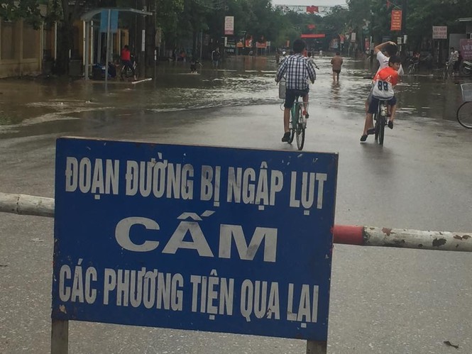 Xót xa hình ảnh người dân leo nóc nhà trốn lũ - ảnh 5