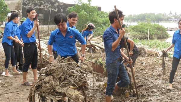Hơn 2.500 đoàn viên giúp dân dọn dẹp vệ sinh sau lũ - ảnh 1