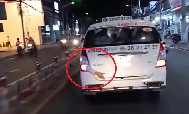 Xôn xao cánh tay thò ra từ cốp taxi trên phố Sài Gòn - ảnh 1