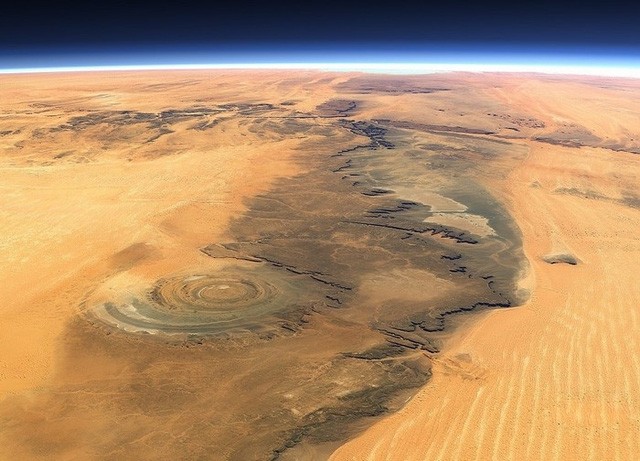 Ngỡ ngàng với 'Con mắt' đường kính 50 km trên sa mạc Sahara - ảnh 2